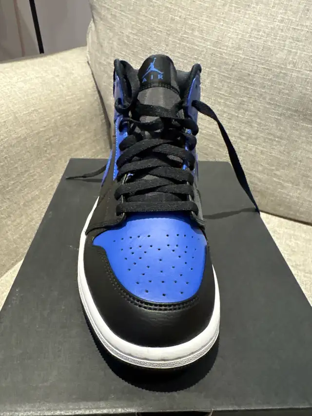 NIKE JORDAN 1 MID BLACK/HYPER ROYAL WHITE MEN 9 in Men's Shoes in Markham / York Region - Image 3