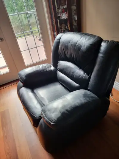 Black recliner in very good condition