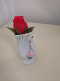 Mini swan-like vase (the artificial rose included)
