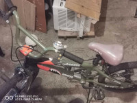 A boy's bomber fs18 bicycle