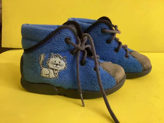 Boys boots 5, toddler, with laces, soft material in Clothing - 18-24 Months in Brantford - Image 2
