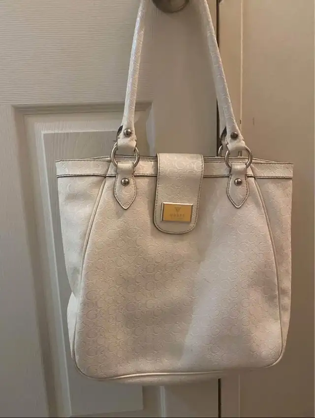 Guess Handbag in Bags & Luggage in Mississauga / Peel Region - Image 2