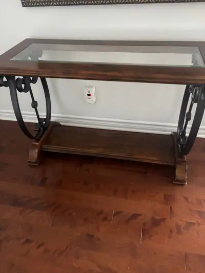 Wood and glass entryway table with bottom shelf 47”x 20” Very good condition Call 514 998-1069