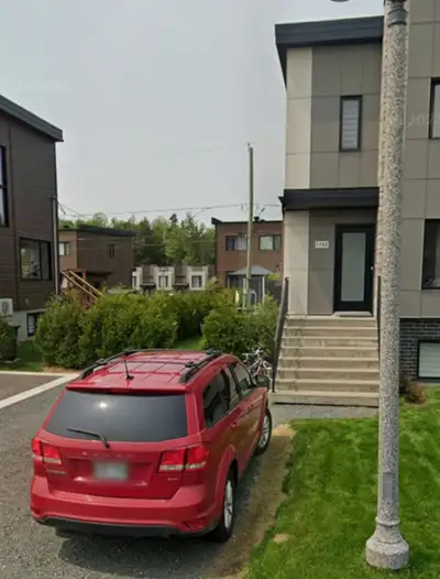 Superbe jumelé spacieux et très bien entretenu, situé dans un secteur paisible et familial du quarti...