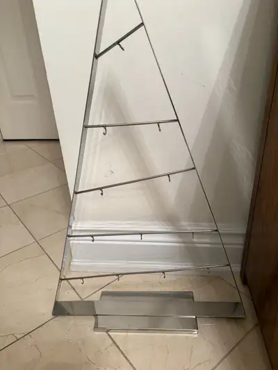 Showcase your jewelry collection with this sleek, triangle-shaped metal jewelry display stand, perfe...