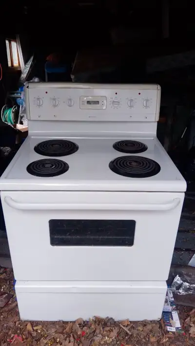 Frigidaire Model: CFEF312AS1 Type: Electric Size: 30" W x 36" H x 25" D Color: White $100 ** Stored...