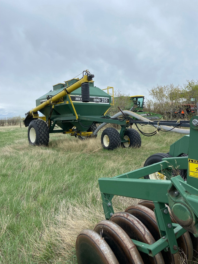 28 ‘ New Noble  air drill in Farming Equipment in Swift Current