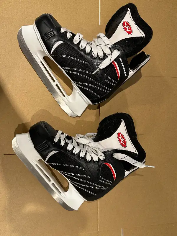 Hespeler - Hockey Skates for Junior / Youth - Size US J4 in Skates & Blades in Markham / York Region - Image 2