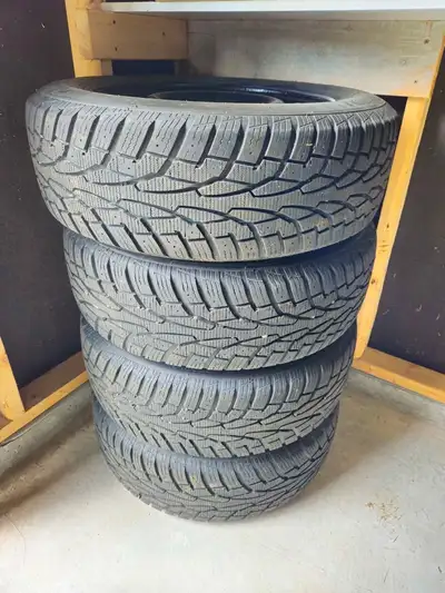 4 pneus d'hiver 215-65-16 de marque Uniroyal Tigerpaws snow & ice 3. Sur rims. Usure 9/32. Pratiquem...