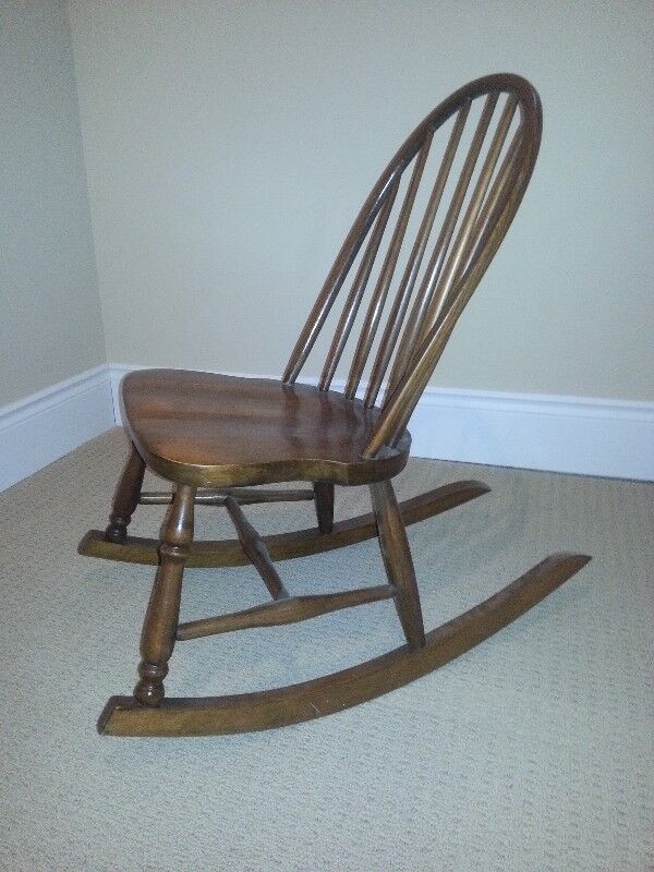 Antique Windsor Rocking Chair in Chairs & Recliners in Markham / York Region