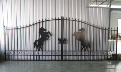 Features: Dual swing gates Artwork ”Horse” in the middle of the frame Heavy-duty galvanized steel tu...