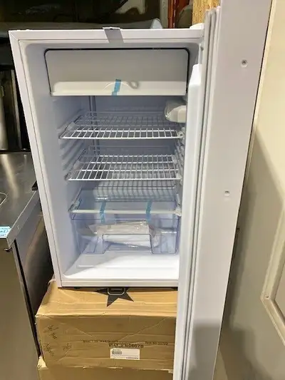 You are viewing a brand new showroom model that has never been used. This Accucold CM411L Commercial...