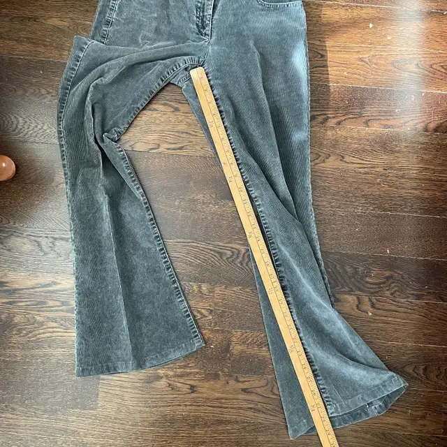 Theory Distressed Gray Corduroy Flare Pants-Size 0 in Women's - Bottoms in City of Toronto - Image 10