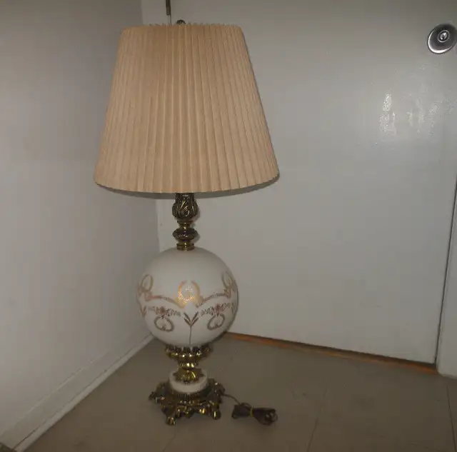 Antique Table Lamps in Indoor Lighting & Fans in City of Montréal - Image 7