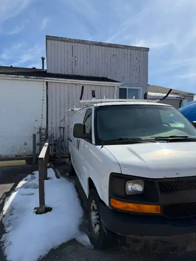 1-ton model (3500) – higher payload than 1500/2500 Set up and ready for a tradesperson Features: * F...