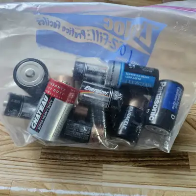 J'ai ces piles à donner qui fonctionnent toutes, C et D, simplement qu'elles ne me servent pas, Limo...