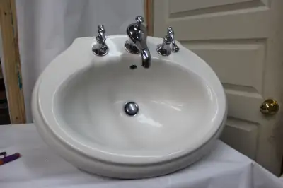 Lavabo a colonne avec tuyau de branchement et robinetteries, View more