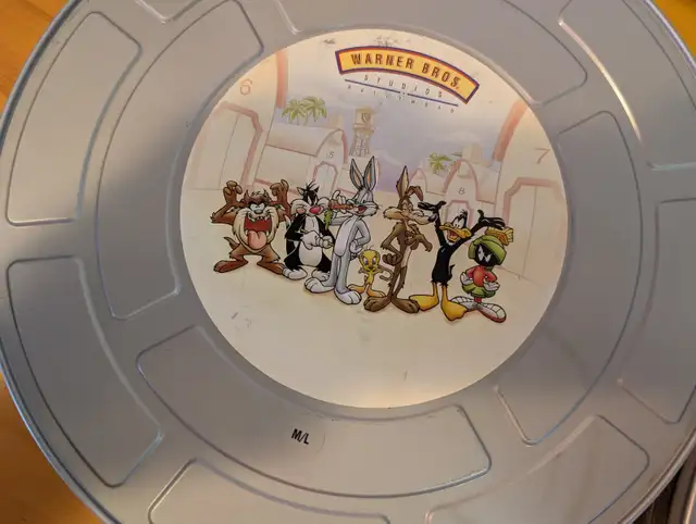 Pair 1990's LOONEY TUNES Tins with Tshirts($70 f(factory sealed) in Arts & Collectibles in London - Image 5