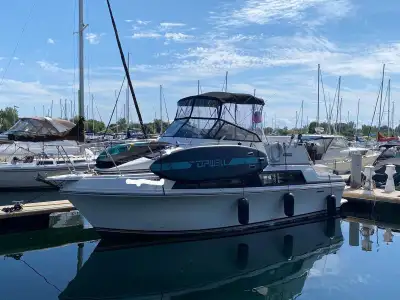 This 35’ Carver Mariner Twin-Engine Cruiser is a reliable, well-maintained, truly turn-key Great Lak...