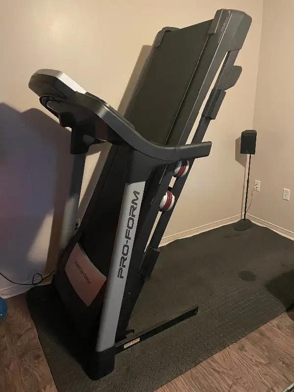 Treadmill in Exercise Equipment in Oshawa / Durham Region - Image 9