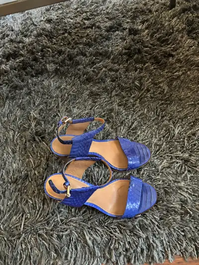 Coach sandals in good conditions. Size 8.5. Pick up in Liberty village area.