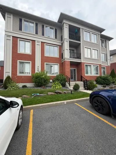 Condo 4 1/2 situé au 3ème étage Aire ouverte salon, cuisine et salle à manger 2 chambres fermées 1 p...