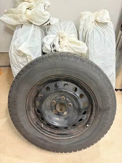 4 x Yokohama Ice Guard IG51W Winter tires on steel rims Size: 215/70R16 100T I only used these for o...
