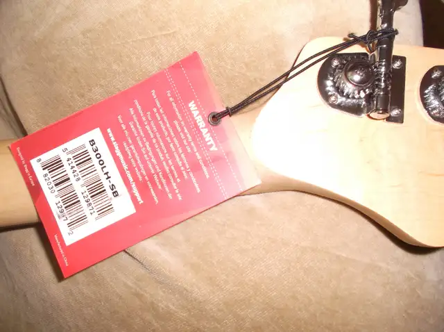 Stagg Basse gauchere in Guitars in Sherbrooke - Image 6