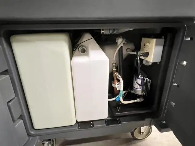 Cambro Commercial Mobile Portable Hand Sinks Cart in Other in City of Toronto - Image 6