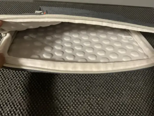 Padded iPad/ Laptop sleeve in Laptop Accessories in Markham / York Region - Image 5