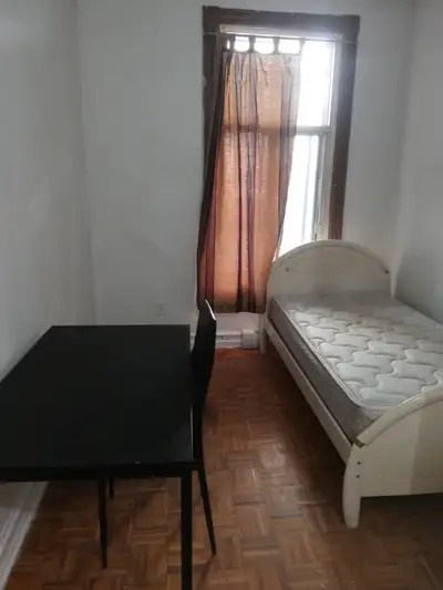 room with bathroom near metro frontenac all include