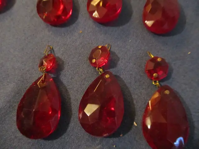 12 VINTAGE RUBY RED CRYSTAL GLASS CHANDELIER PRISMS & OCTAGONS! in Arts & Collectibles in Laval / North Shore - Image 4