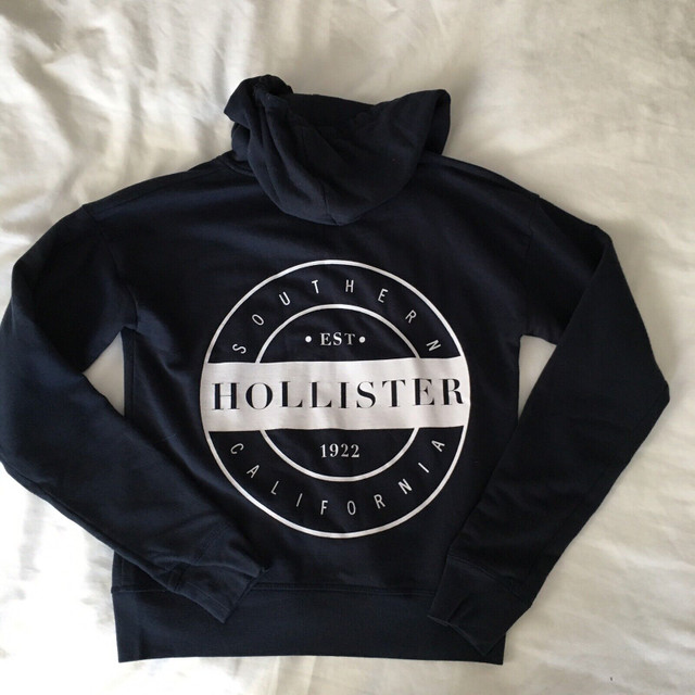 Hollister zipped logo hoodie dans Femmes - Hauts et vêtements d'extérieur  à Ville de Montréal