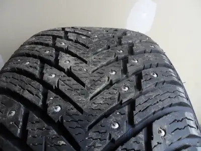 Un Pneu 225-45-18 hiver clouté , bonne condition , possibilité de livraison 514-772-6408