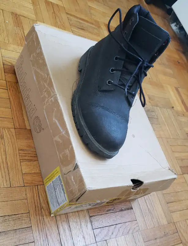 Women's Black Timberlands in Women's - Shoes in Mississauga / Peel Region - Image 4