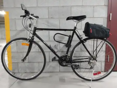 Vélo avec un cadre solide de 22 pouces/56 cm ... Comprend plus de 200 $ en accessoires (un porte-bag...