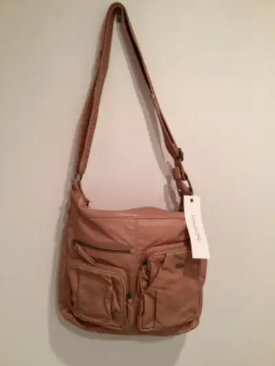 Sac à main en cuir NEUF, 11" large x 10" haut approx. , grande bandoulière courroie ajustable de 26"...