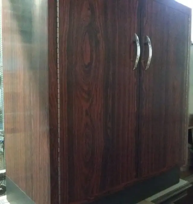 Brown Liquor Cabinet with 2 doors and 3 adjustable shelves in Bookcases & Shelving Units in City of Toronto - Image 2