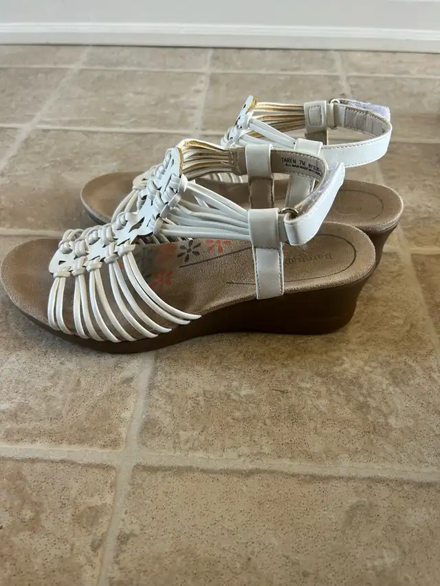 Barely used shoes in Women's - Shoes in Edmonton - Image 11