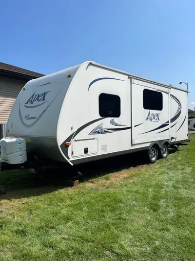 Roulotte Apex 215RBK - 2014, en excellent état, magnifique cuisine extérieure, beaucoup de rangement...