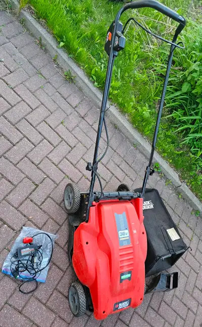 Selling Black & Decker Battery lawnmower. It's not working that is why i am selling it , for parts....