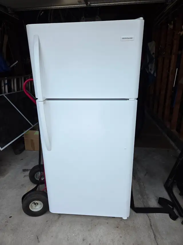 Frigidaire Fridge/Freezer in Refrigerators in Oakville / Halton Region - Image 2