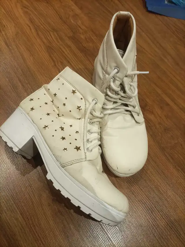White Star Ankle Boots in Women's - Shoes in City of Toronto - Image 4