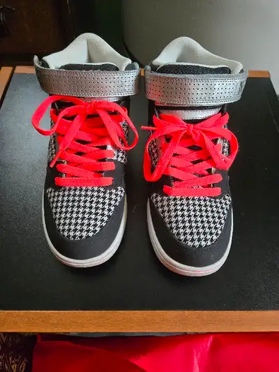 Size 7 Black, white & silver with fluorescent dark pink shoelaces Excellent condition Only worn once
