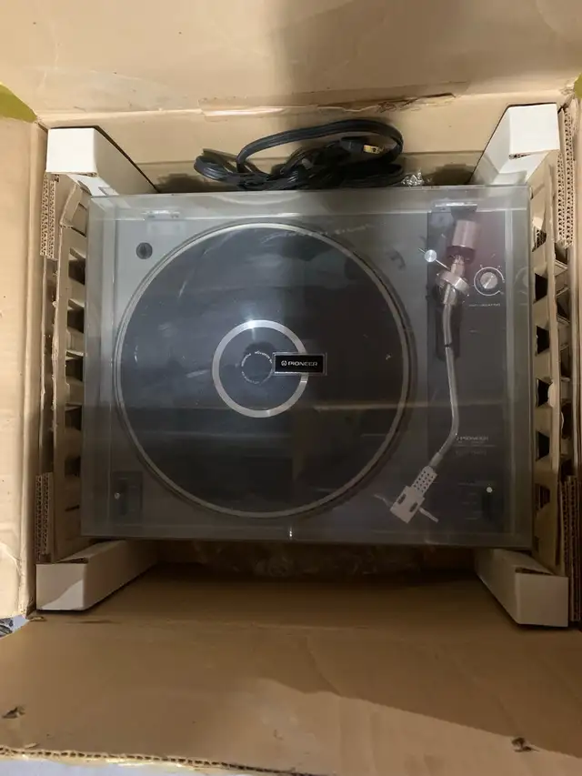 Pioneer PL-112D Turntable in Stereo Systems & Home Theatre in Calgary - Image 4