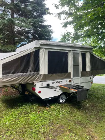 lit queen ( matelas 6 po) et double,toiles très propres, frigo propane et 120 v, panneaux solaire 40...