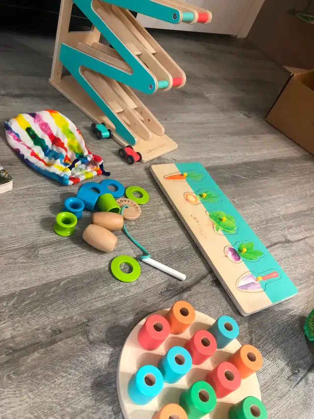 Lovevery The Pioneer Play Kit (16,17,18 mths) in Toys in City of Toronto - Image 4