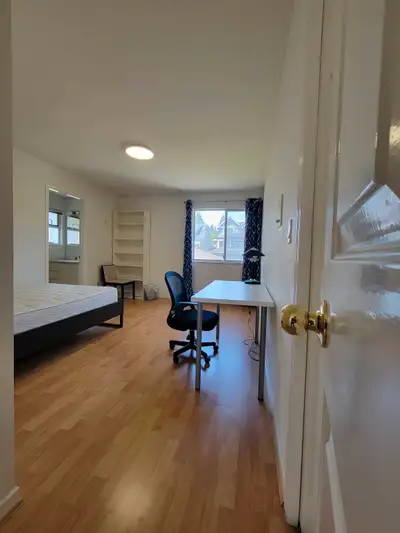 This well maintained bright quiet spacious suite is on the 2st floor of a house that sits on the wes...