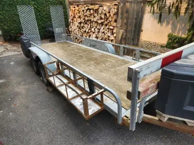 Remorque de 14 pieds intérieur pouvant contenir 2 VTT. Essieux renforcies et coffre avant pour range...