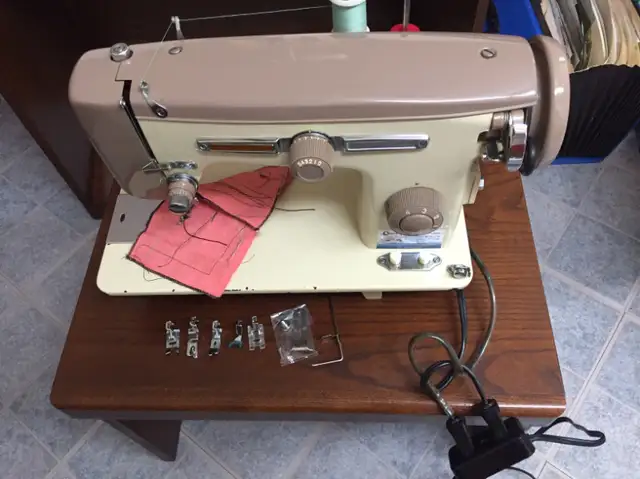 Sewing Machine**Omega**Machine à Coudre in Hobbies & Crafts in Laval / North Shore - Image 3